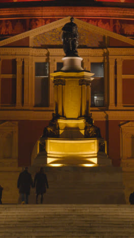 Vertikales-Außenvideo-Der-Royal-Albert-Hall-In-London,-Großbritannien,-Nachts-Mit-Flutlicht-Beleuchtet-1